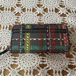 NEW WITH TAGS VERA BRADLEY MIDTOWN RFID ZIPPERED WALLET WRISTLET CITY PLAID.